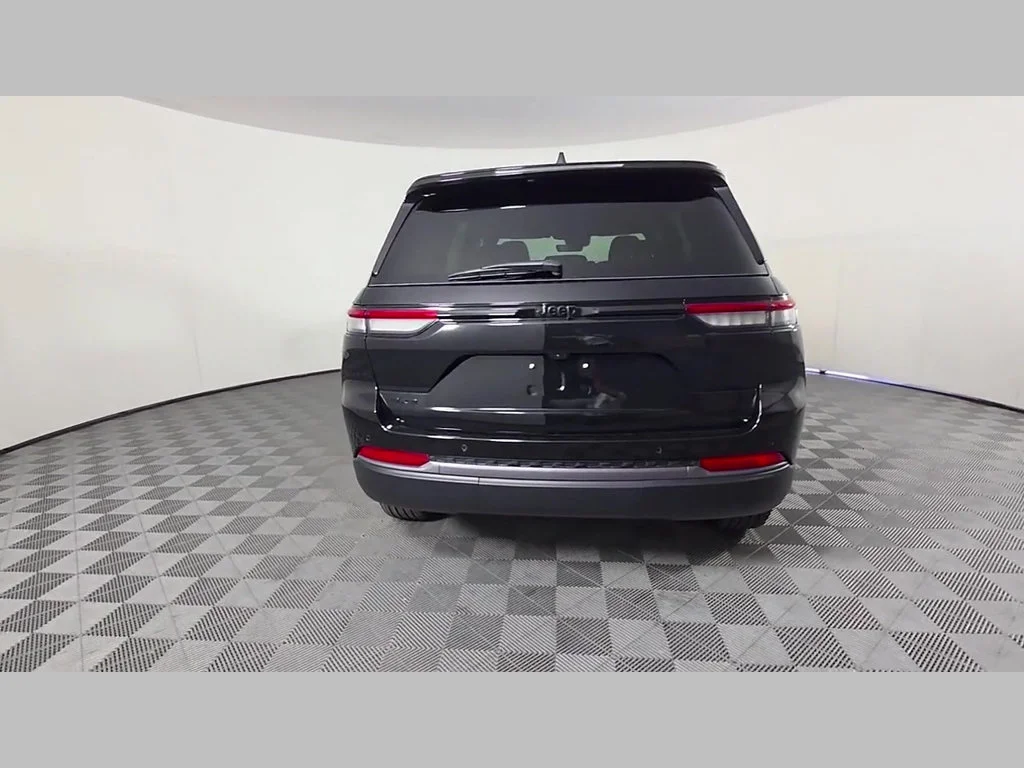 New 2026 Diamond Black Crystal Pearl-Coat Exterior Paint Jeep Laredo Altitude image 30