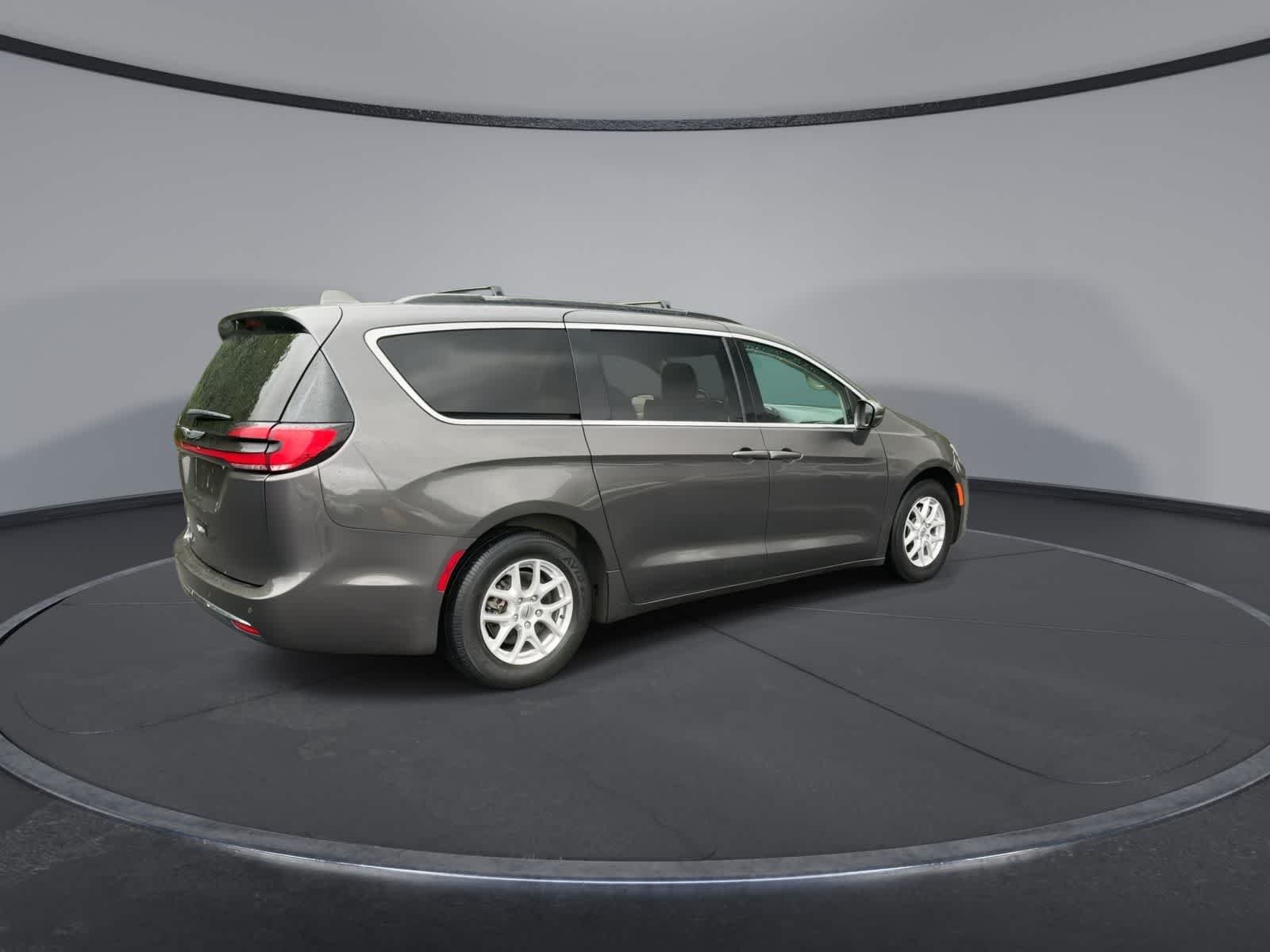 Used 2022 Granite Crystal Metallic Clearcoat Chrysler Touring L image 8