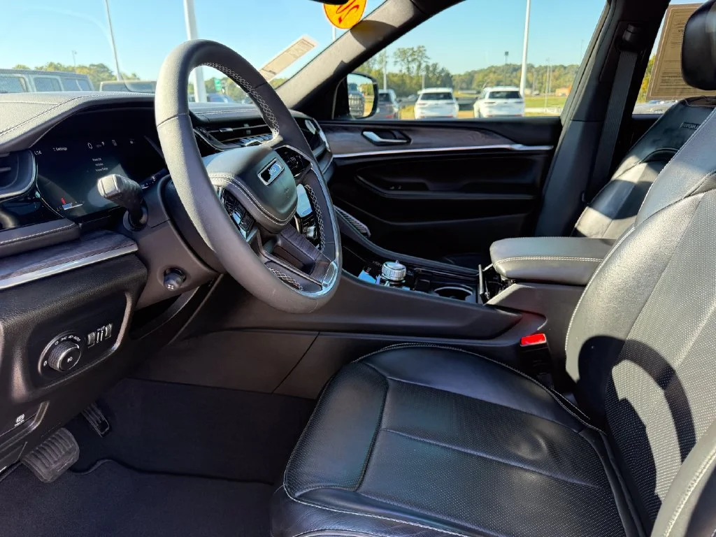 Used 2023 White Jeep Overland image 4
