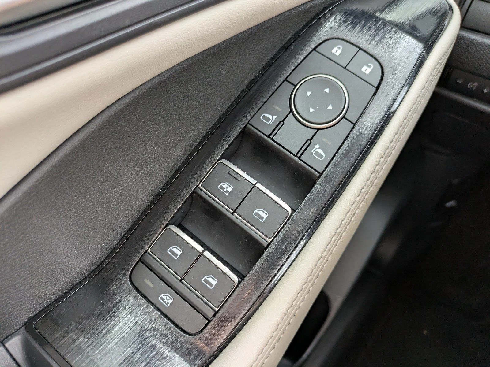 Used 2023 Super Black Nissan SL image 25