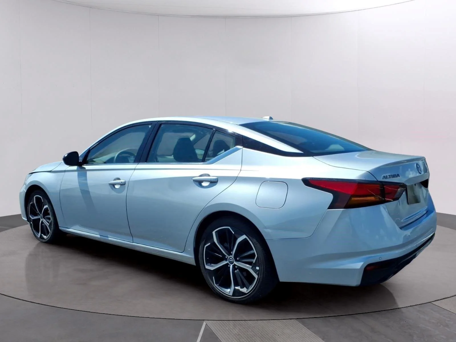 Used 2025 Brilliant Silver Metallic Nissan SR image 3