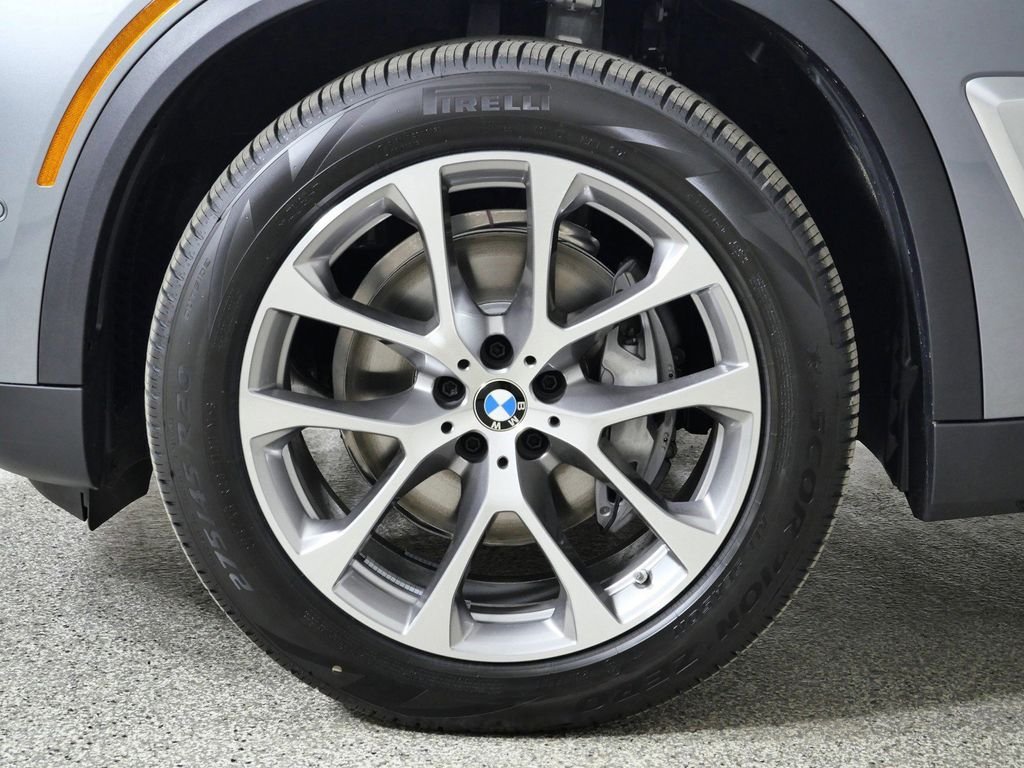 Used 2026 Skyscraper Grey Metallic BMW xDrive40i image 18