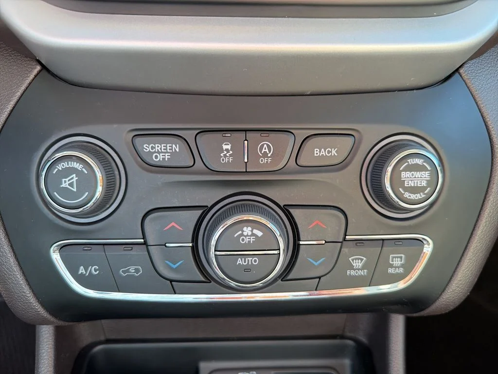 Used 2018 White Jeep Overland image 45