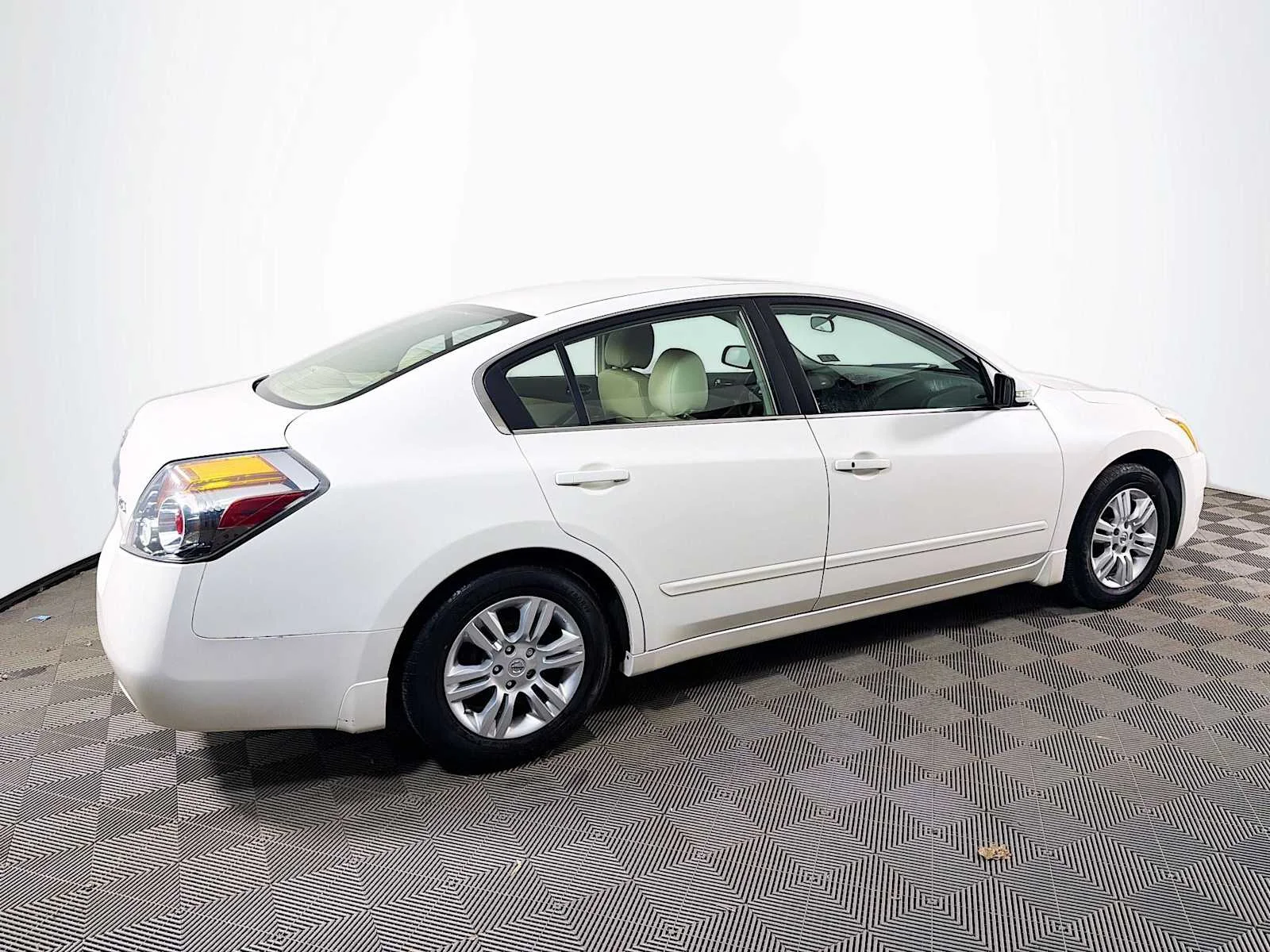 Used 2011 Winter Frost Pearl Nissan 2.5 SL image 4