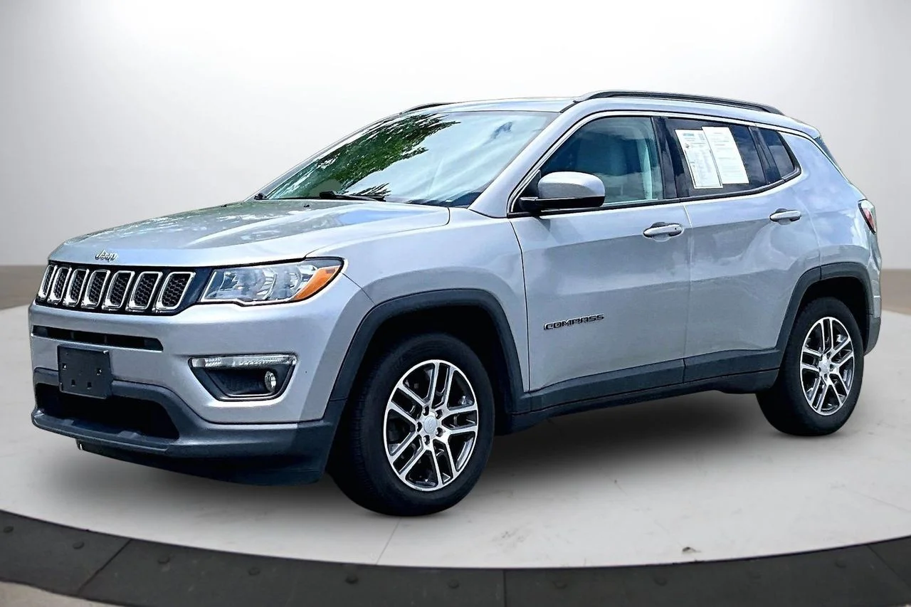 Used 2019 Silver Jeep Latitude image 4