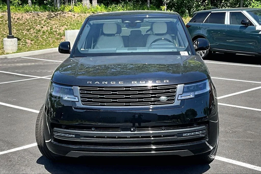 Used 2024 Black Land Rover SE image 3