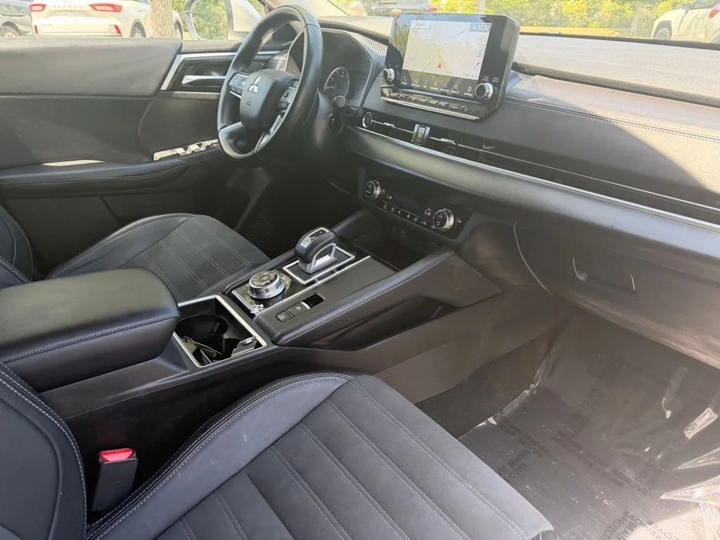 Used 2024  Mitsubishi SE Black Edition image 11