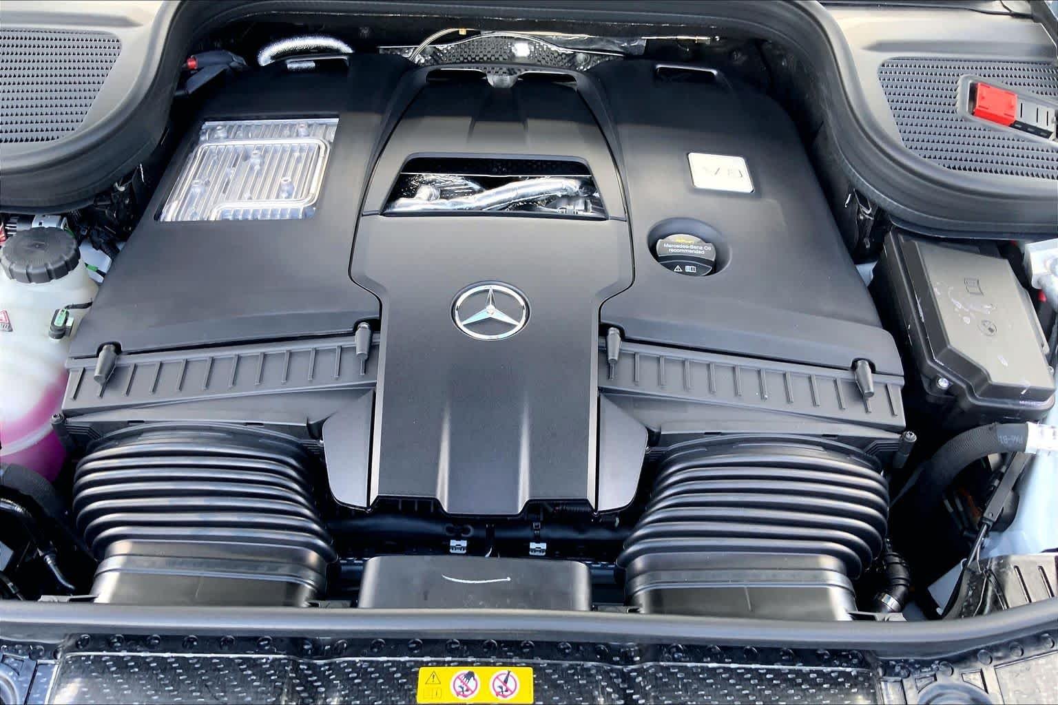 New 2026 MANUFAKTUR Moonlight White Metallic Mercedes-Benz GLS 580 image 17