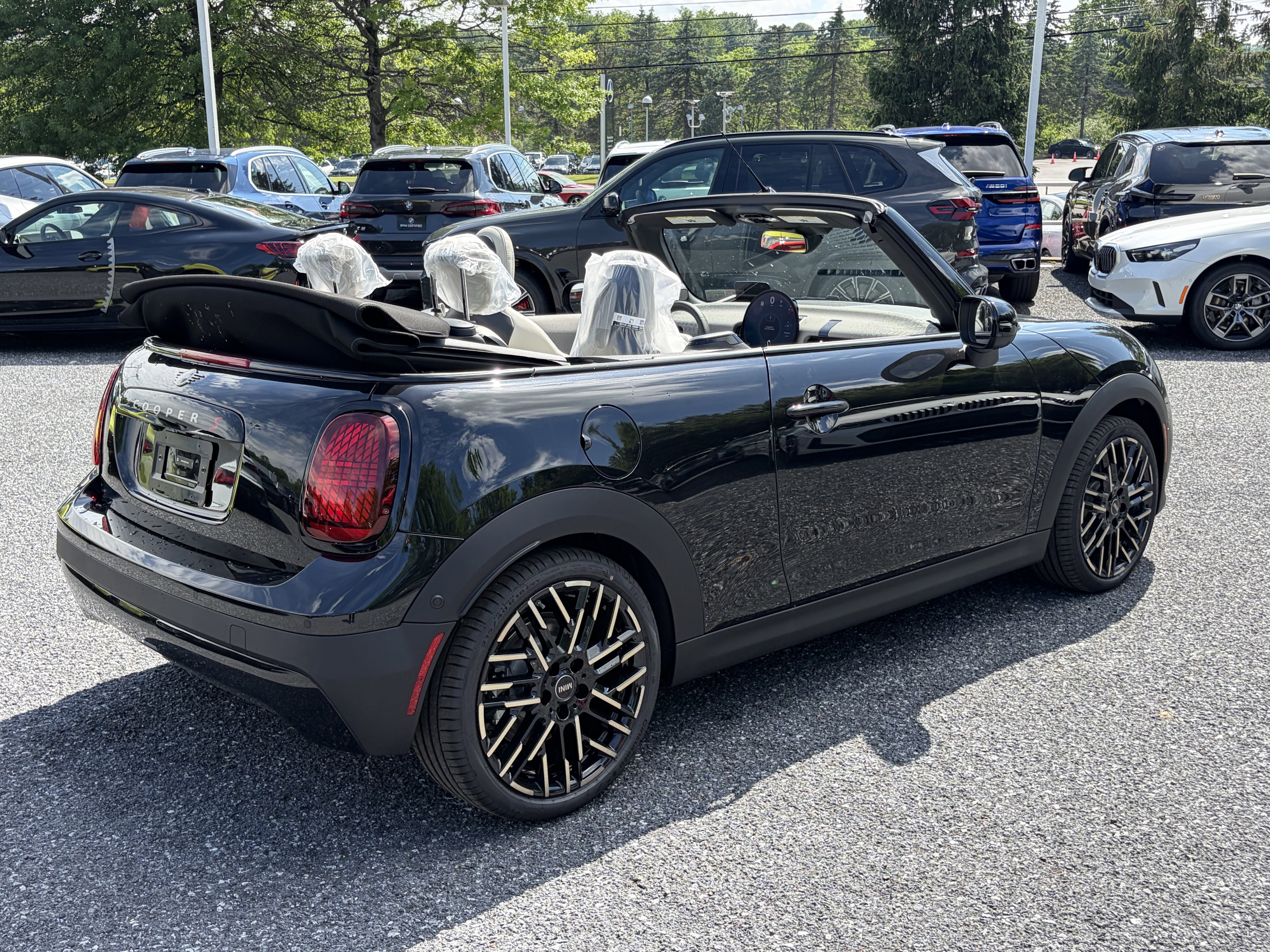 New 2026 Midnight Black II Metallic MINI Iconic image 5