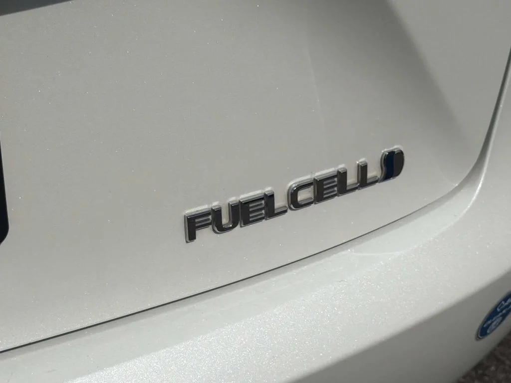 Used 2018 CRYSTAL WHITE Toyota Base image 25