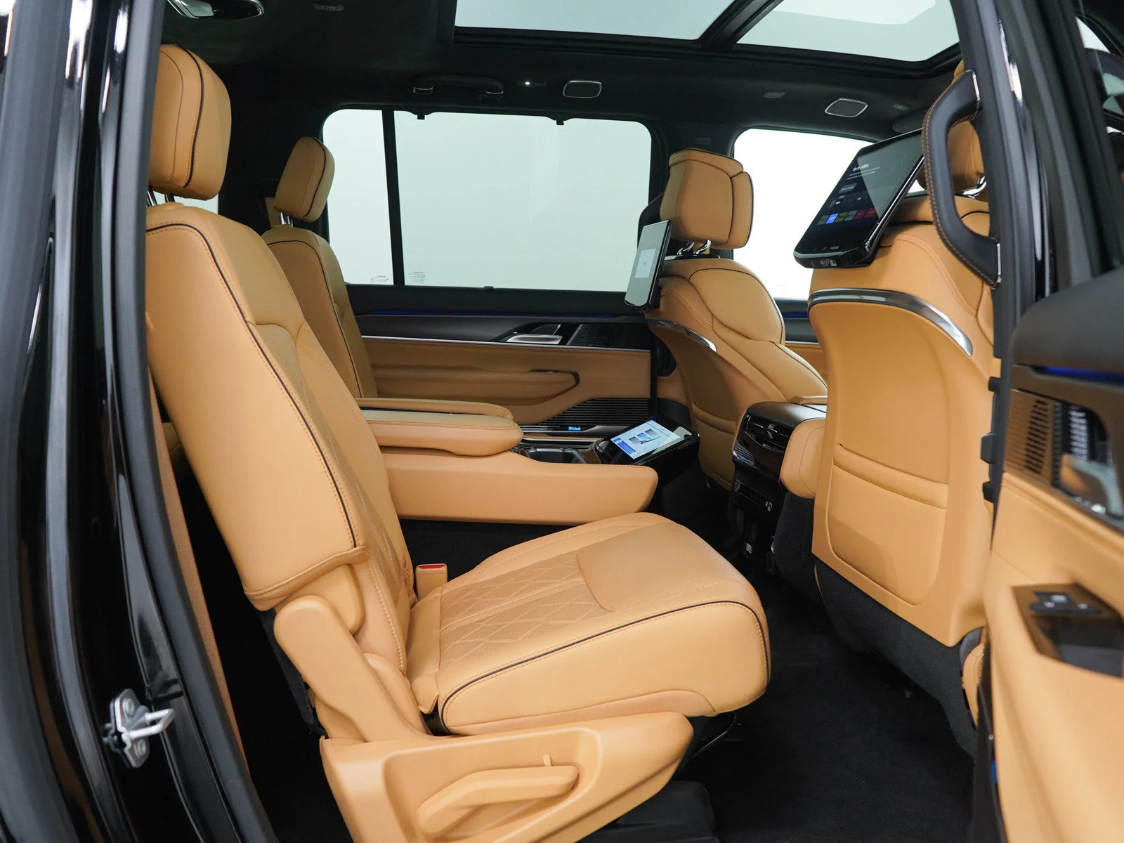 Used 2025 Diamond Black Crystal Pearlcoat Jeep Series III image 12