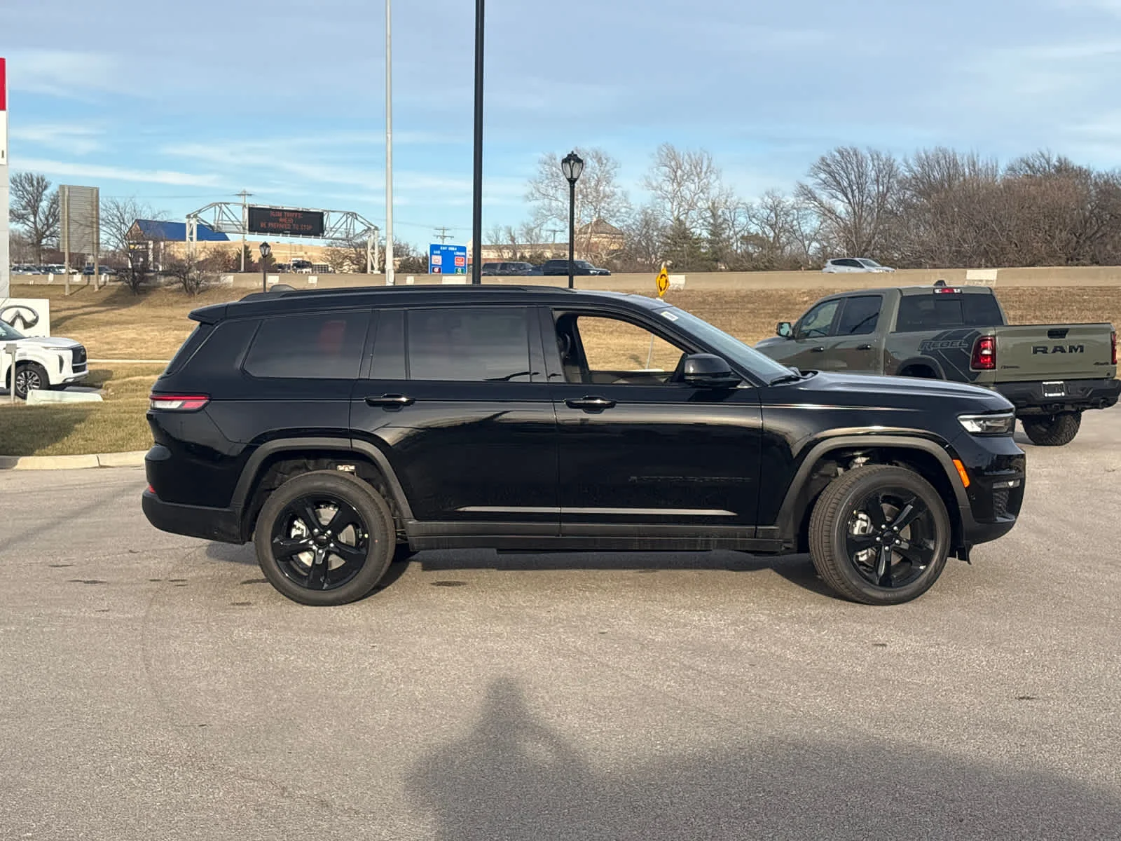 New 2025 Diamond Black Crystal Pearl-Coat Exterior Paint Jeep Limited image 10