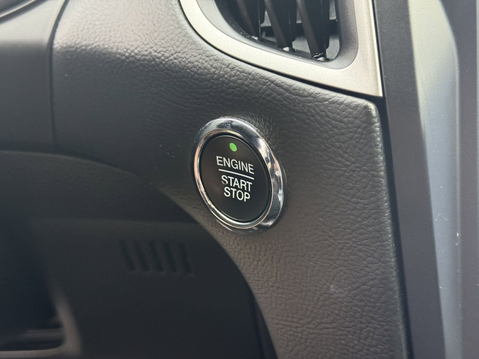 Used 2022 Oxford White Ford SEL image 32