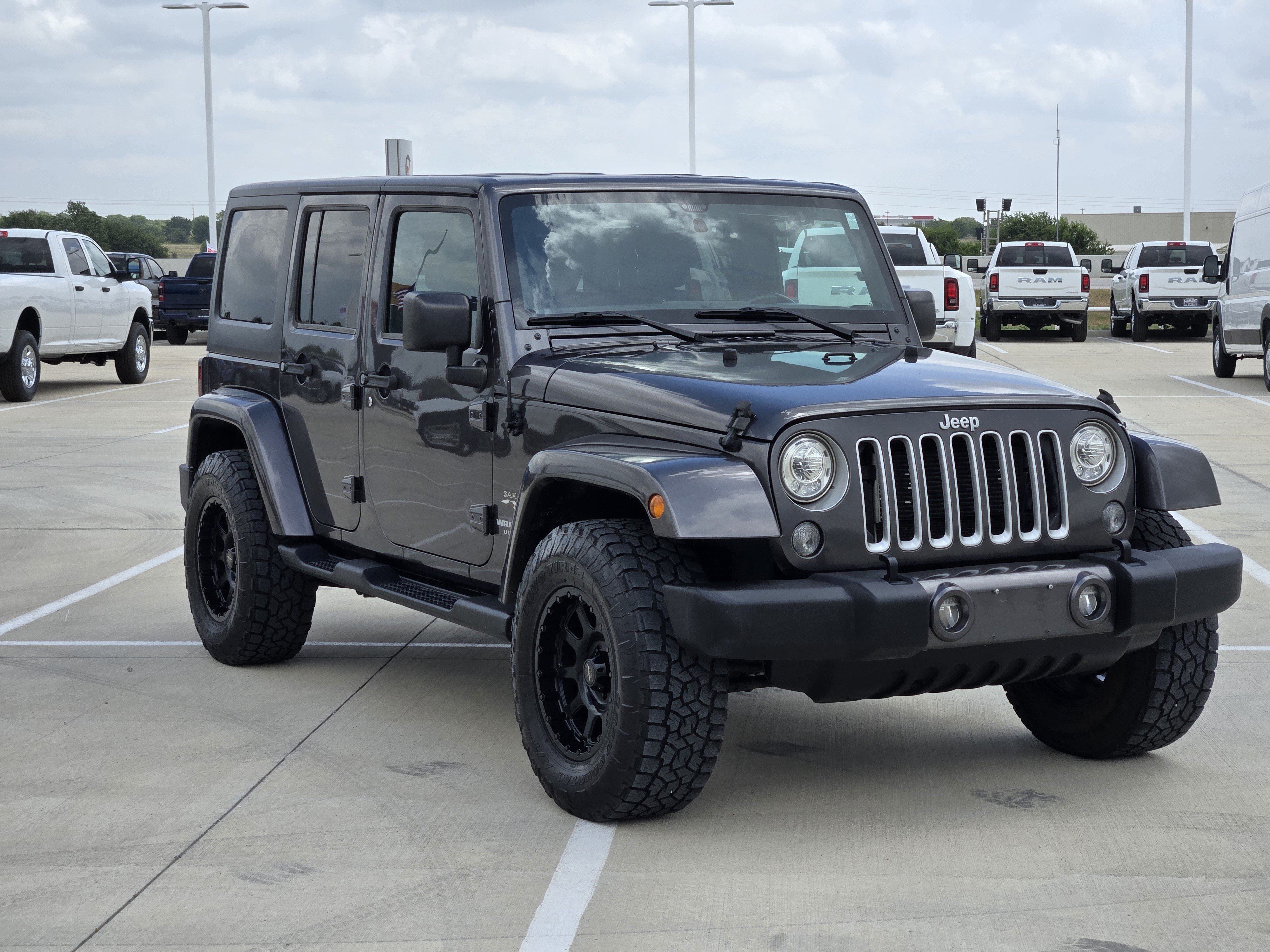 Used 2017 Granite Crystal Metallic Clearcoat Jeep Sahara image 4