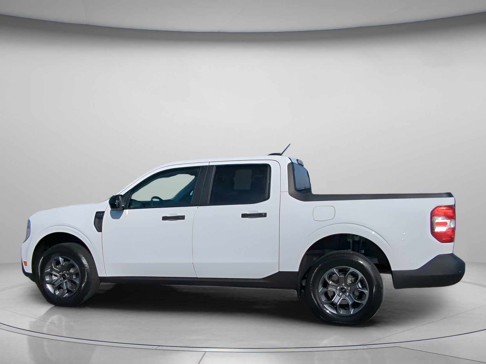 New 2026 Oxford White Ford XLT image 16