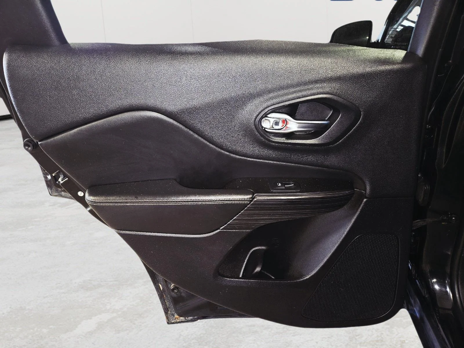 Used 2014 Brilliant Black Crystal Pearlcoat Jeep Limited image 43