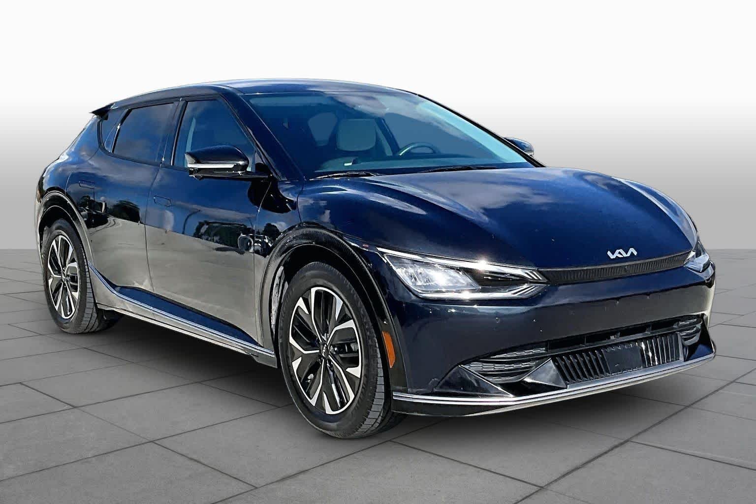 Used 2022 Gravity Blue Kia Wind image 2