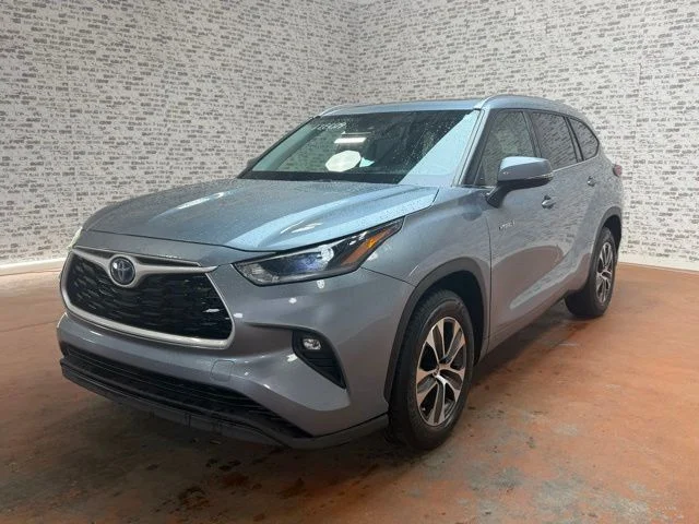 Used 2021 Gray Toyota XLE image 3