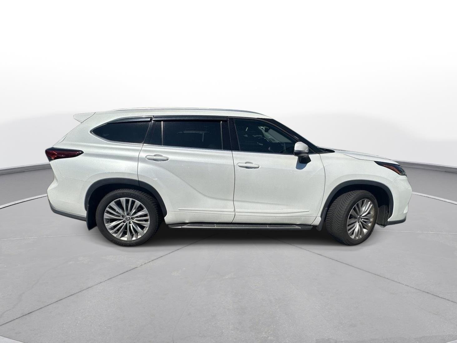 Used 2022 Wind Chill Pearl Toyota Platinum image 5
