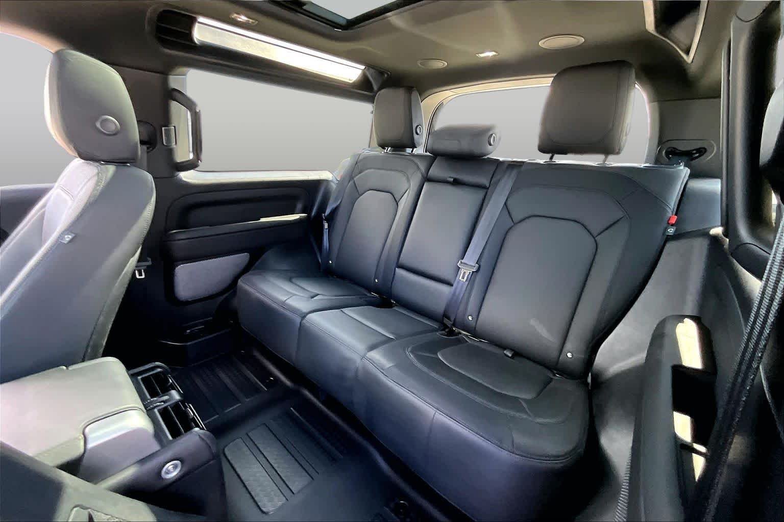 Used 2024 Carpathian Grey Premium Metallic Land Rover X-Dynamic SE image 17