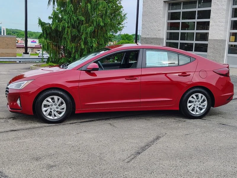Used 2020 Red Hyundai SE image 10
