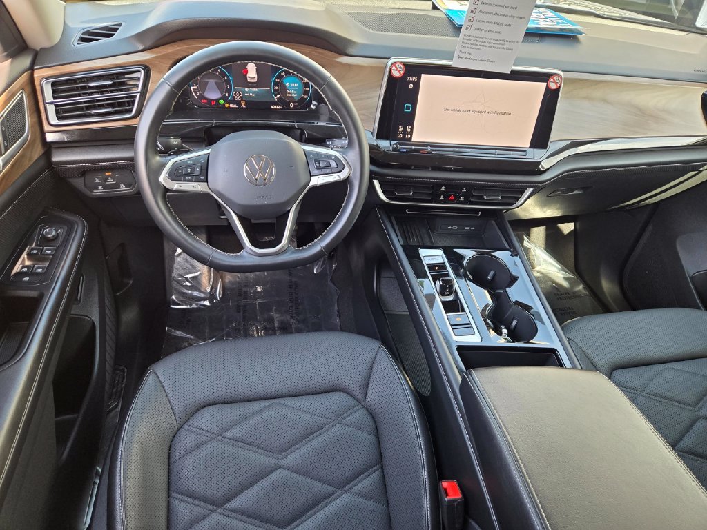 Used 2025  Volkswagen 2.0T SE w/Technology image 13
