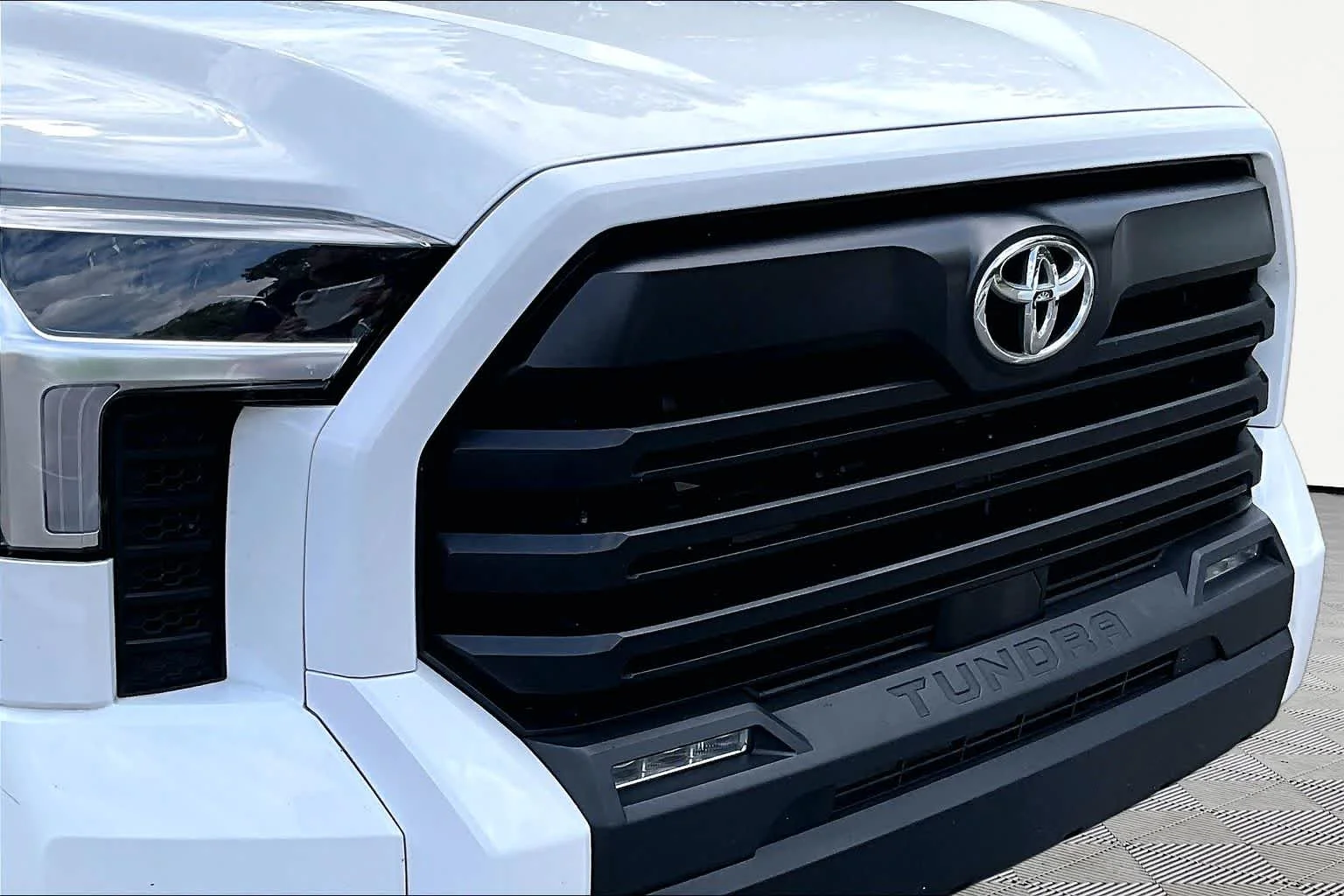 Used 2025 Ice Cap Toyota SR5 image 29