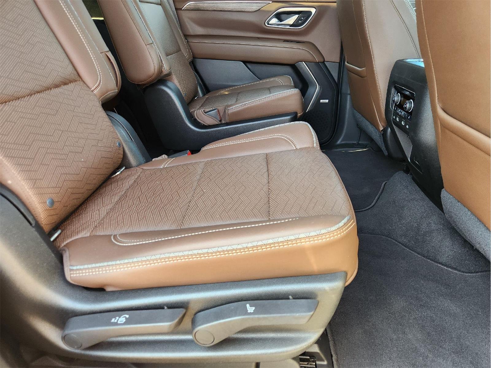 Used 2021 EMPIRE BEIGE METALLIC Chevrolet High Country image 32