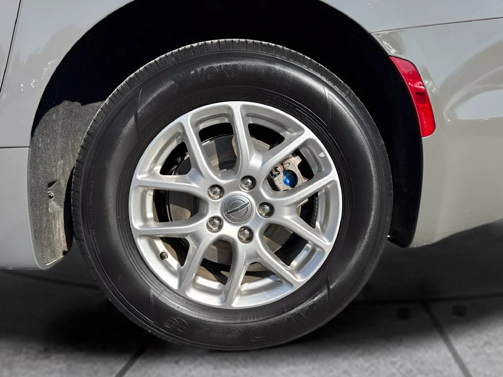 Used 2023 White Chrysler Touring L image 31