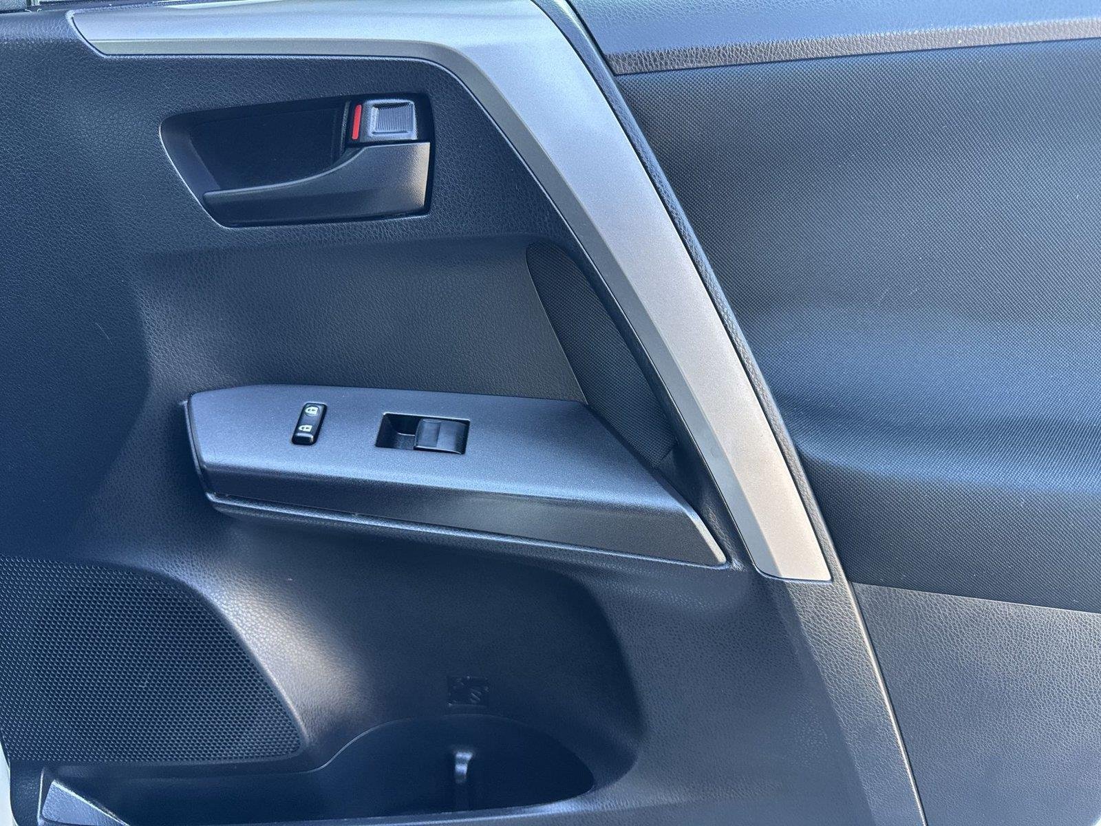 2017 Toyota RAV4 LE - Photo 31