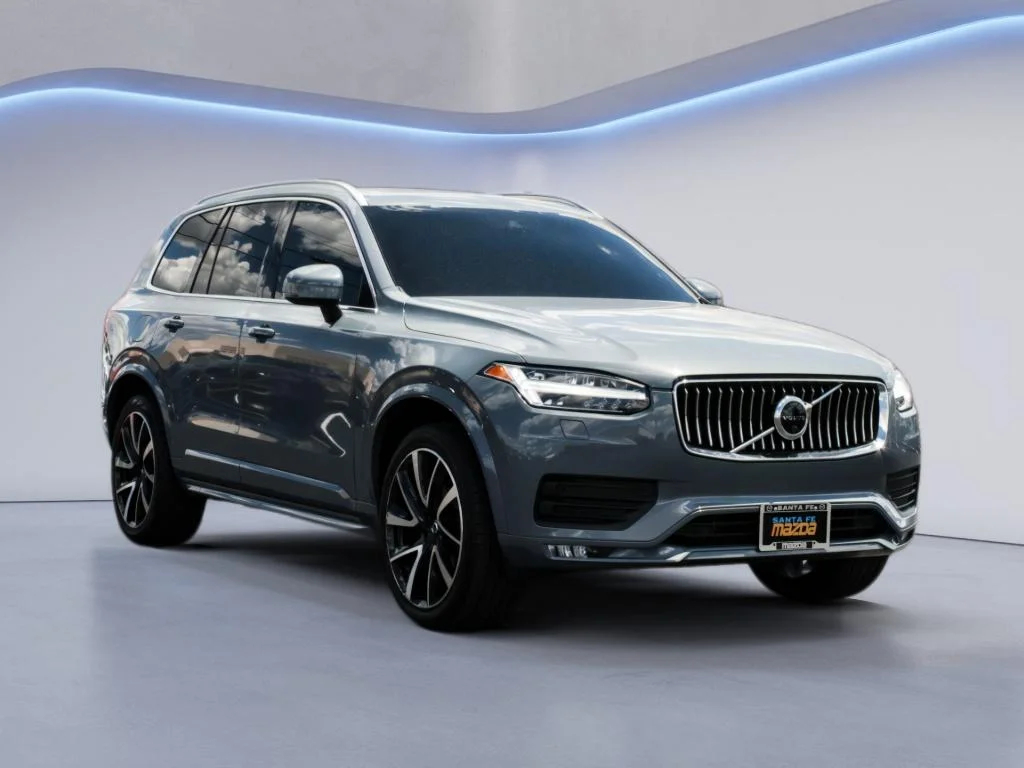Used 2022 Thunder Grey Metallic Volvo Momentum image 3