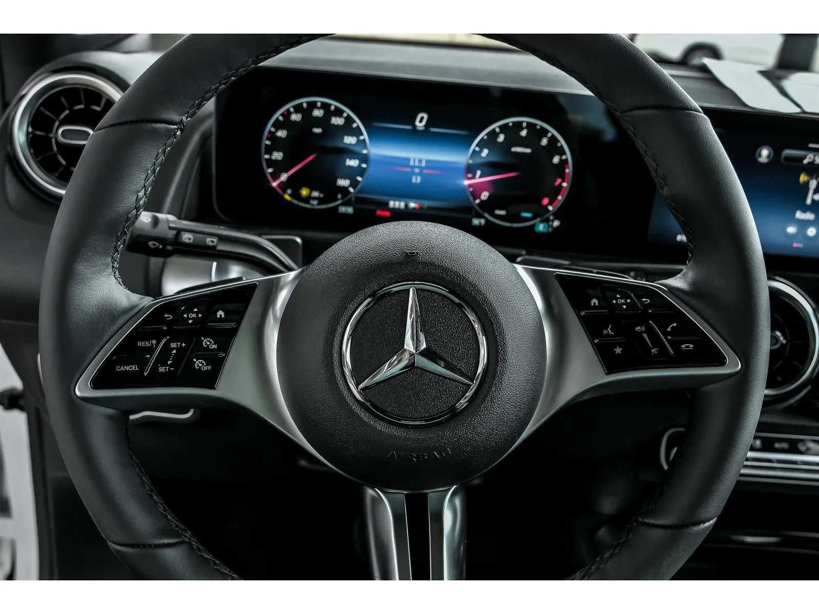 New 2026 Polar White Mercedes-Benz GLB 250 image 39