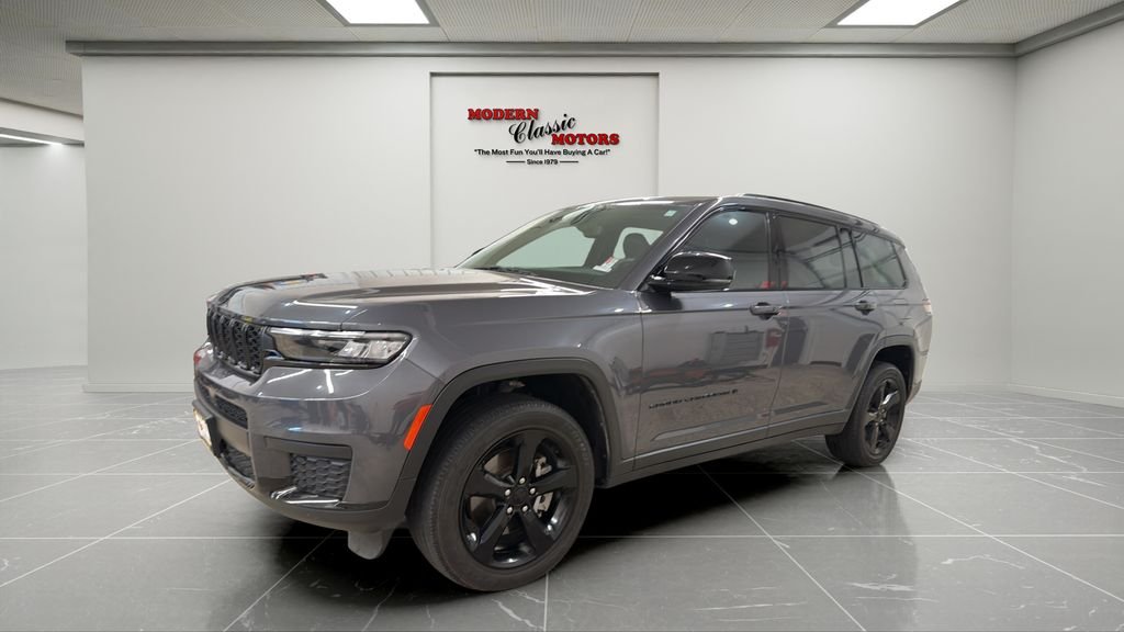 Used 2023 Gray Jeep Altitude image 3