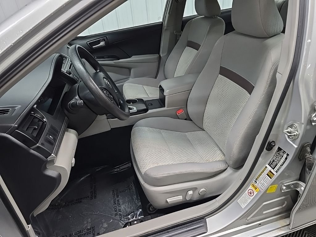 Used 2014 Silver Toyota LE image 32