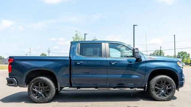 Used 2022 Blue Chevrolet RST image 5