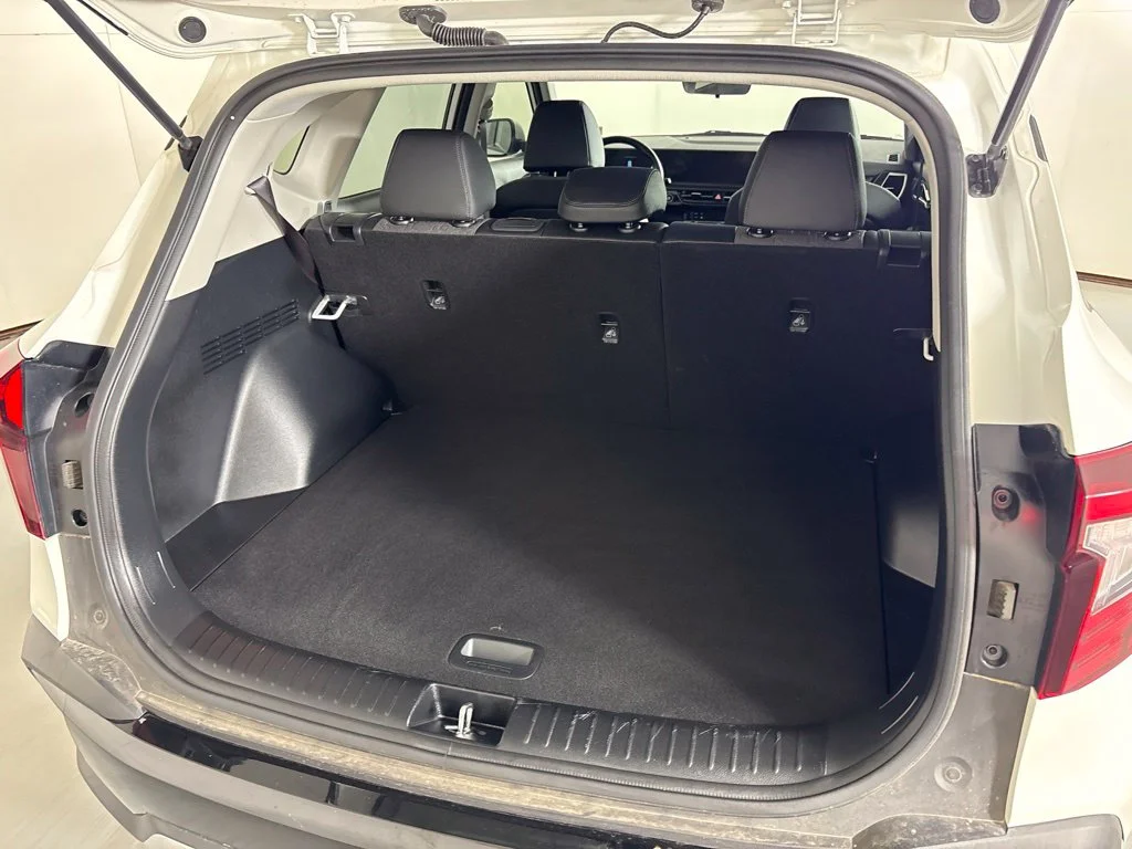 Used 2025 White Kia S image 21