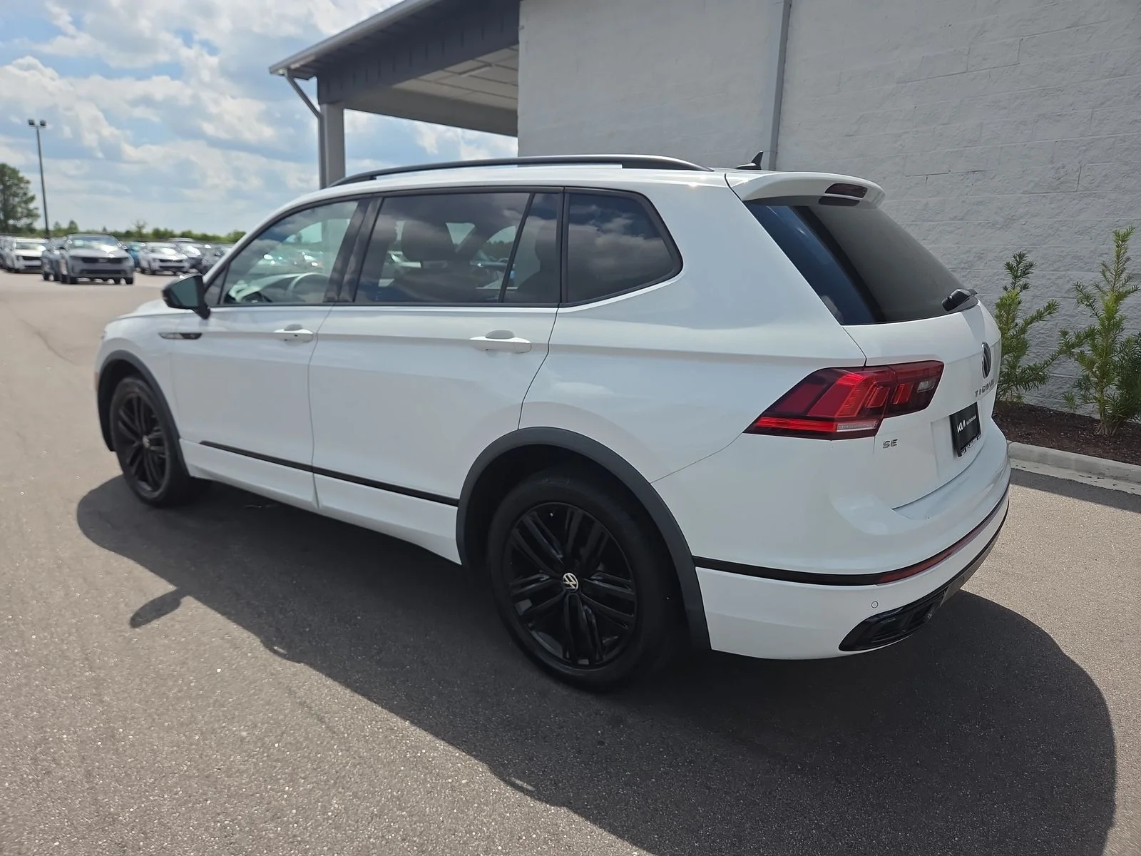 Used 2022 Pure White Volkswagen 2.0T SE R-Line Black image 4