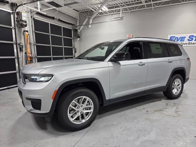 New 2026 Silver Zynith Exterior Paint Jeep Laredo X image 3