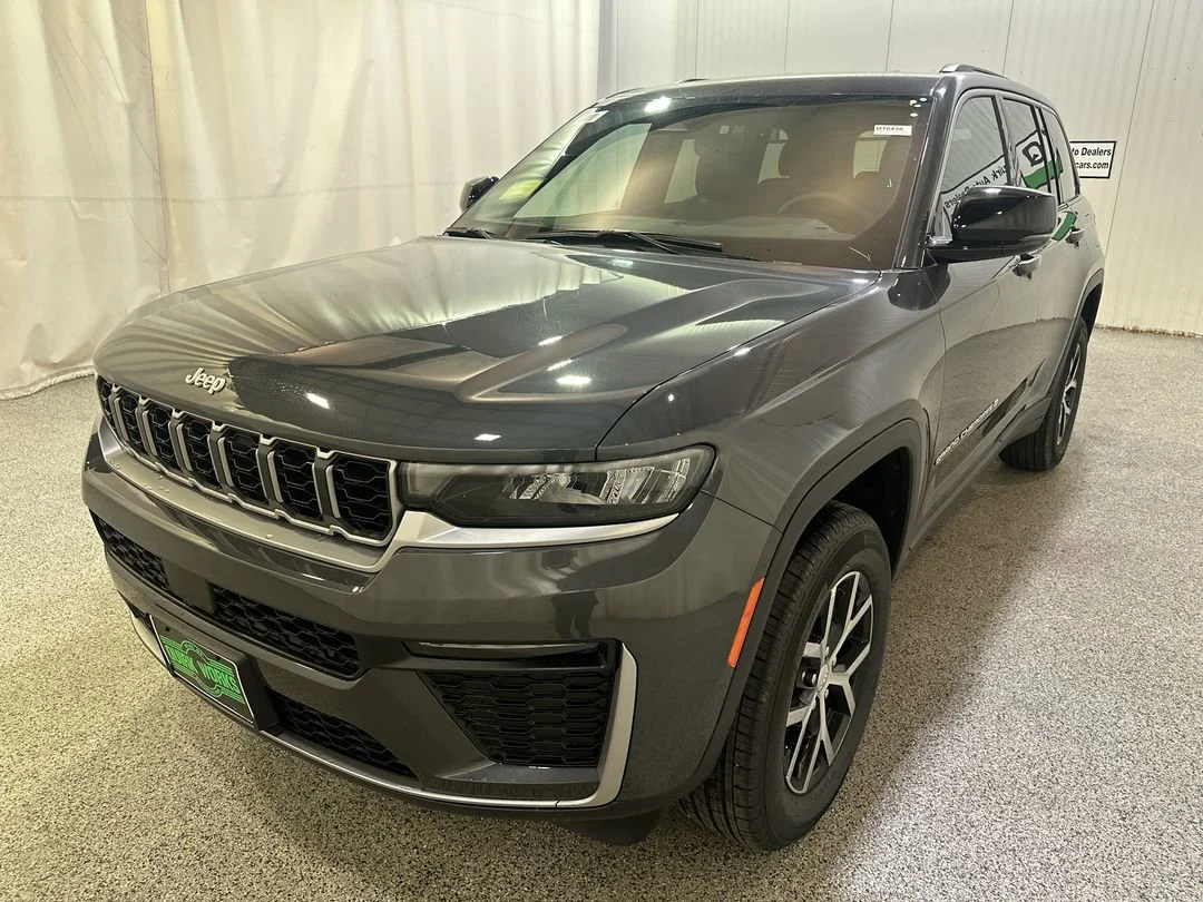 New 2026 Baltic Gray Metallic Clear-Coat Exterior Paint Jeep Limited image 4