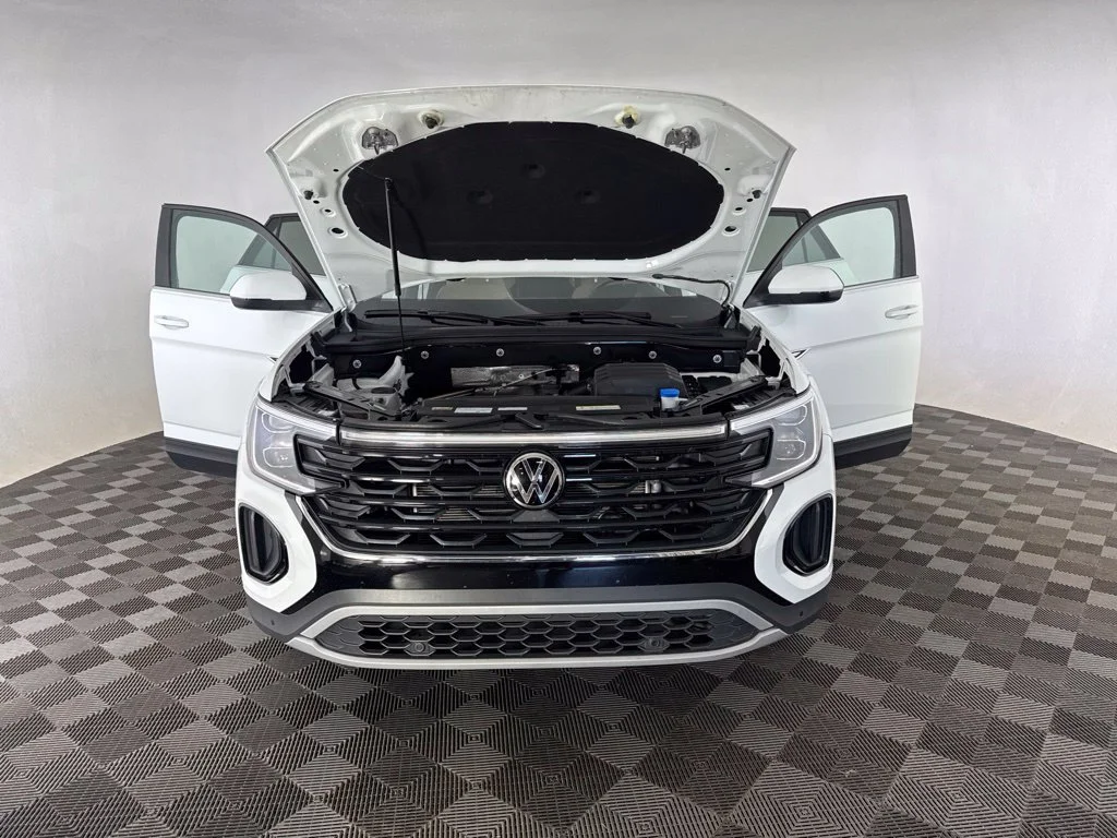 Used 2025  Volkswagen 2.0T SE w/Technology image 12