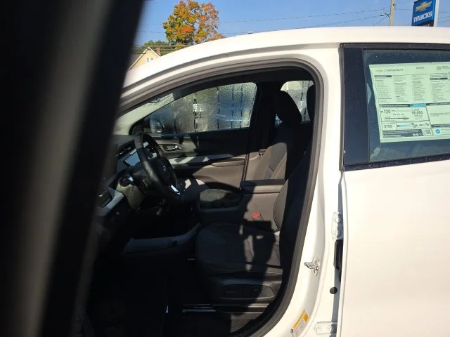 New 2027 White Chevrolet LT image 17