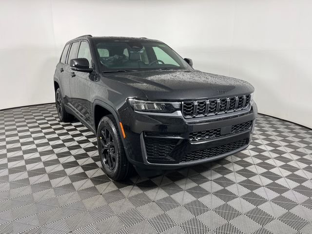 New 2026 Diamond Black Crystal Pearl-Coat Exterior Paint Jeep Altitude image 3