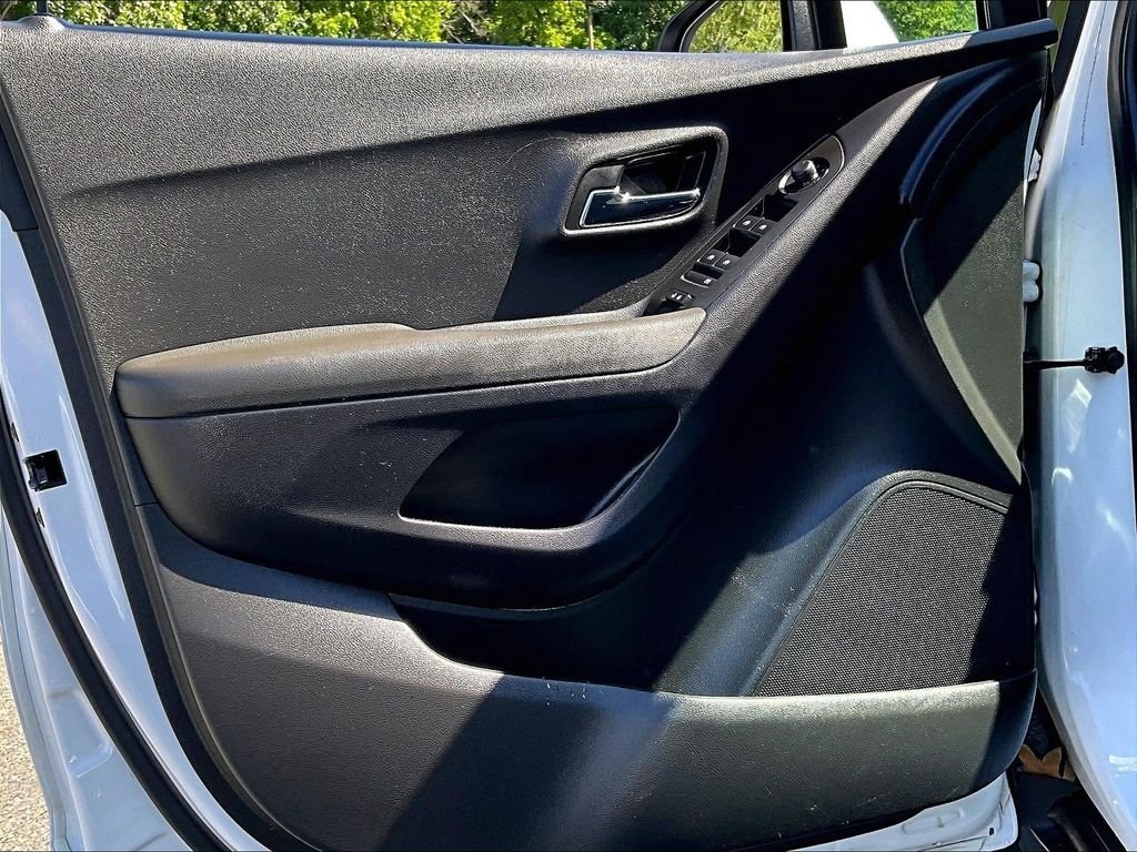 Used 2018 White Chevrolet LT image 9