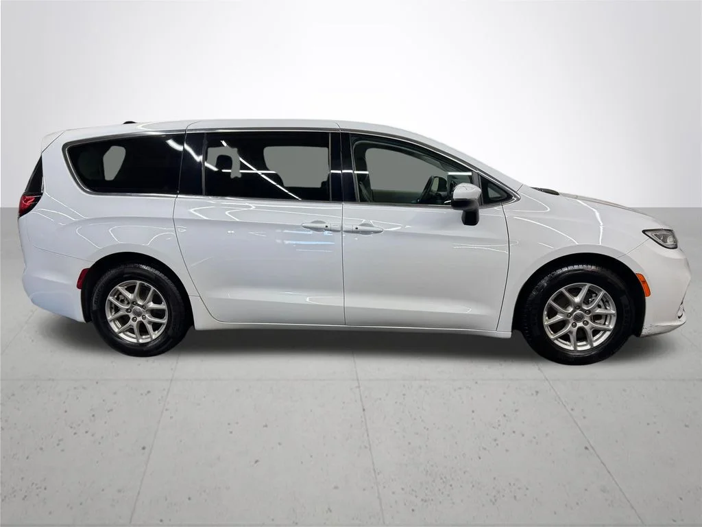 Used 2023 White Chrysler Touring L image 9