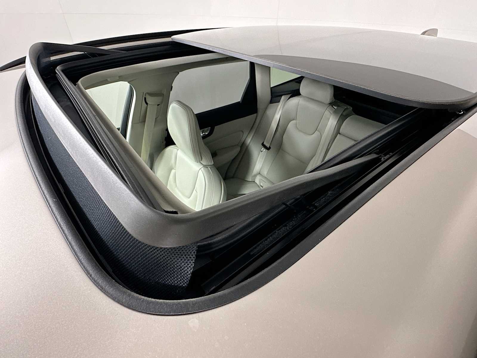 New 2026 Bright Dusk Volvo Ultra image 20