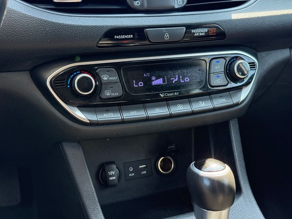 Used 2018 White Hyundai Base image 14