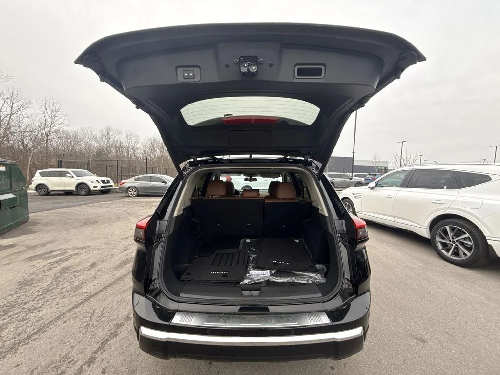 Used 2026 Black Nissan Platinum image 23