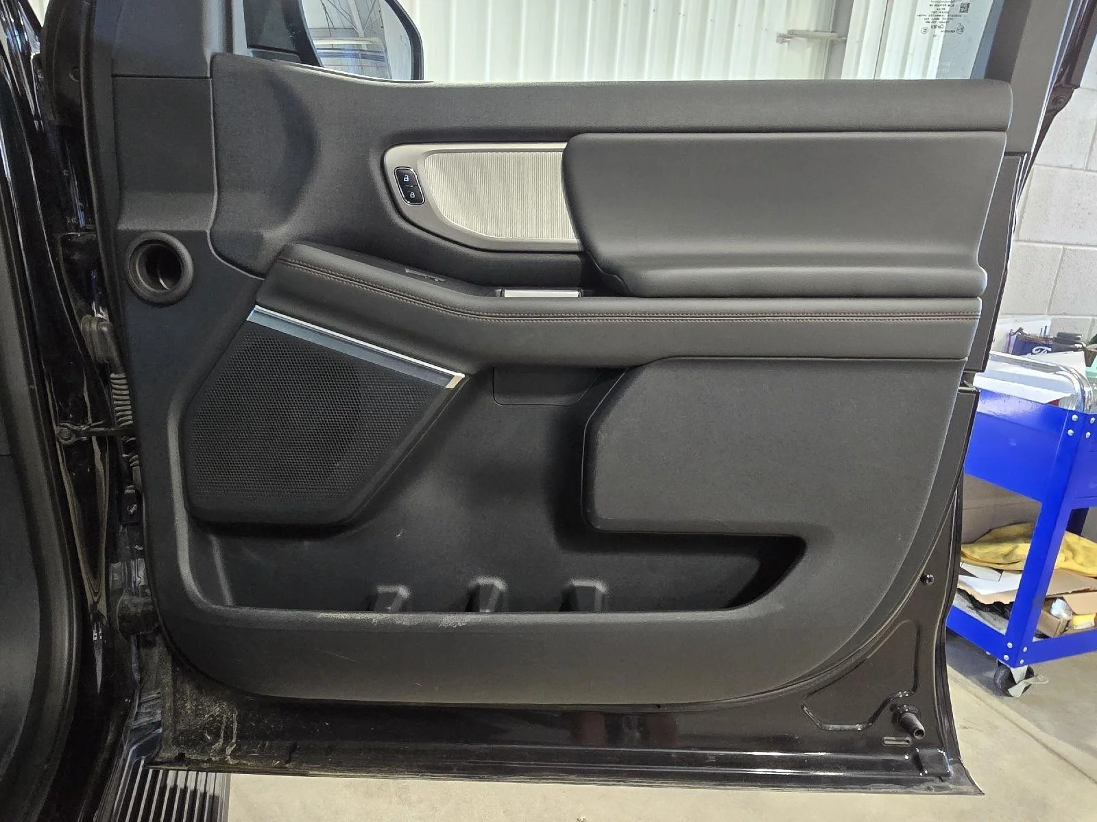 Used 2025 Agate Black Ford Active image 59