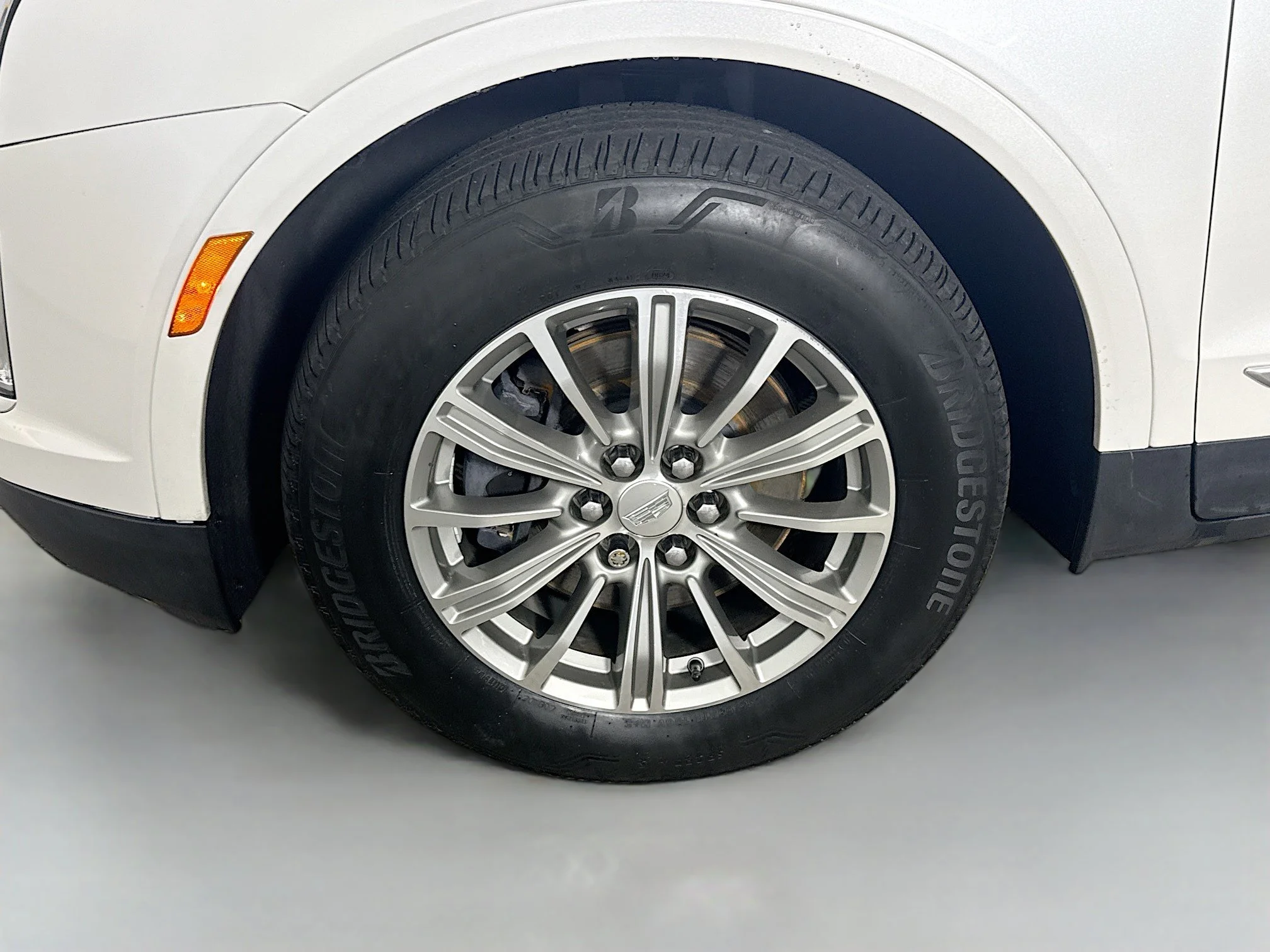 Used 2018 Crystal White Tricoat Cadillac Luxury FWD image 34