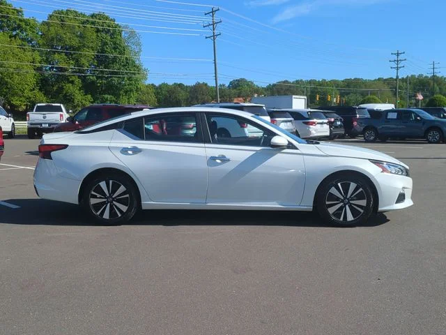 Used 2022 White Nissan 2.5 SV image 14